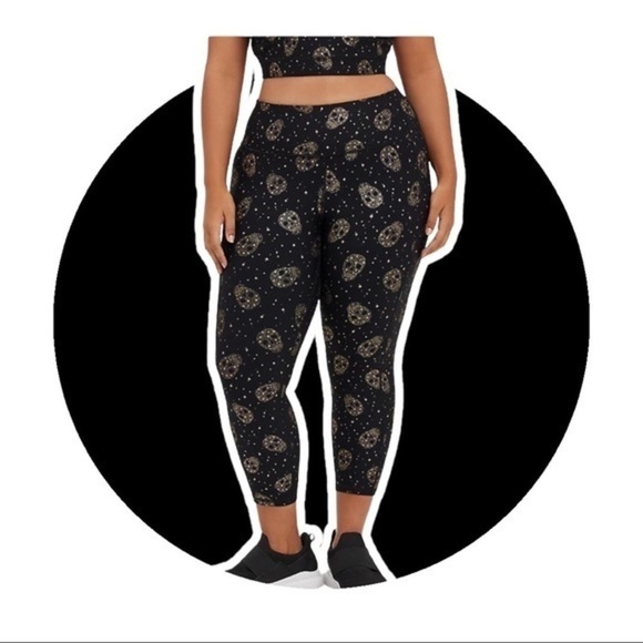 TORRID ACTIVE CROP LEGGING - PERFORMANCE CORE FOIL STAR & SKULL BLACK - Picture 2 of 8